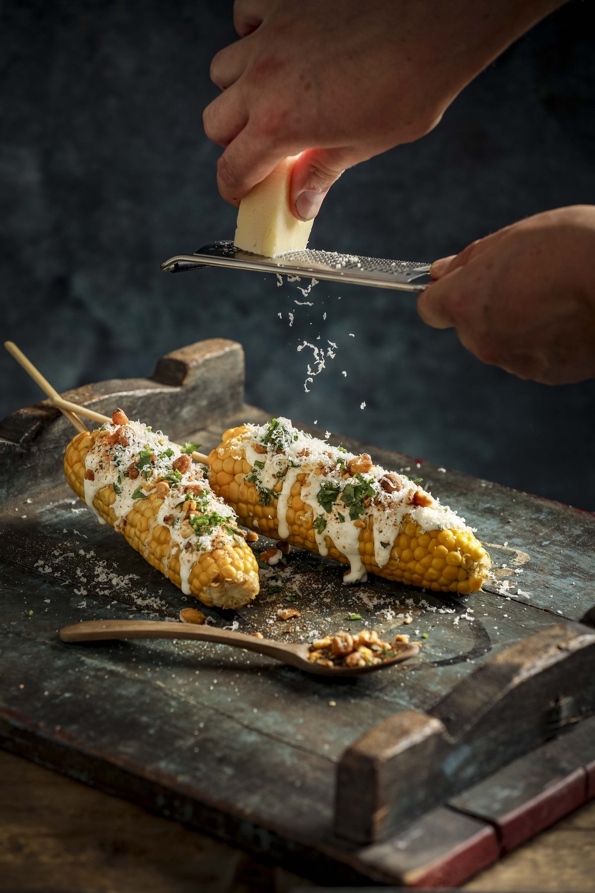 Dynamische Food-Fotografie: Streetfood-Action beim Verfeinern von Grillgerichten – Fokus auf Appetite-Appeal.