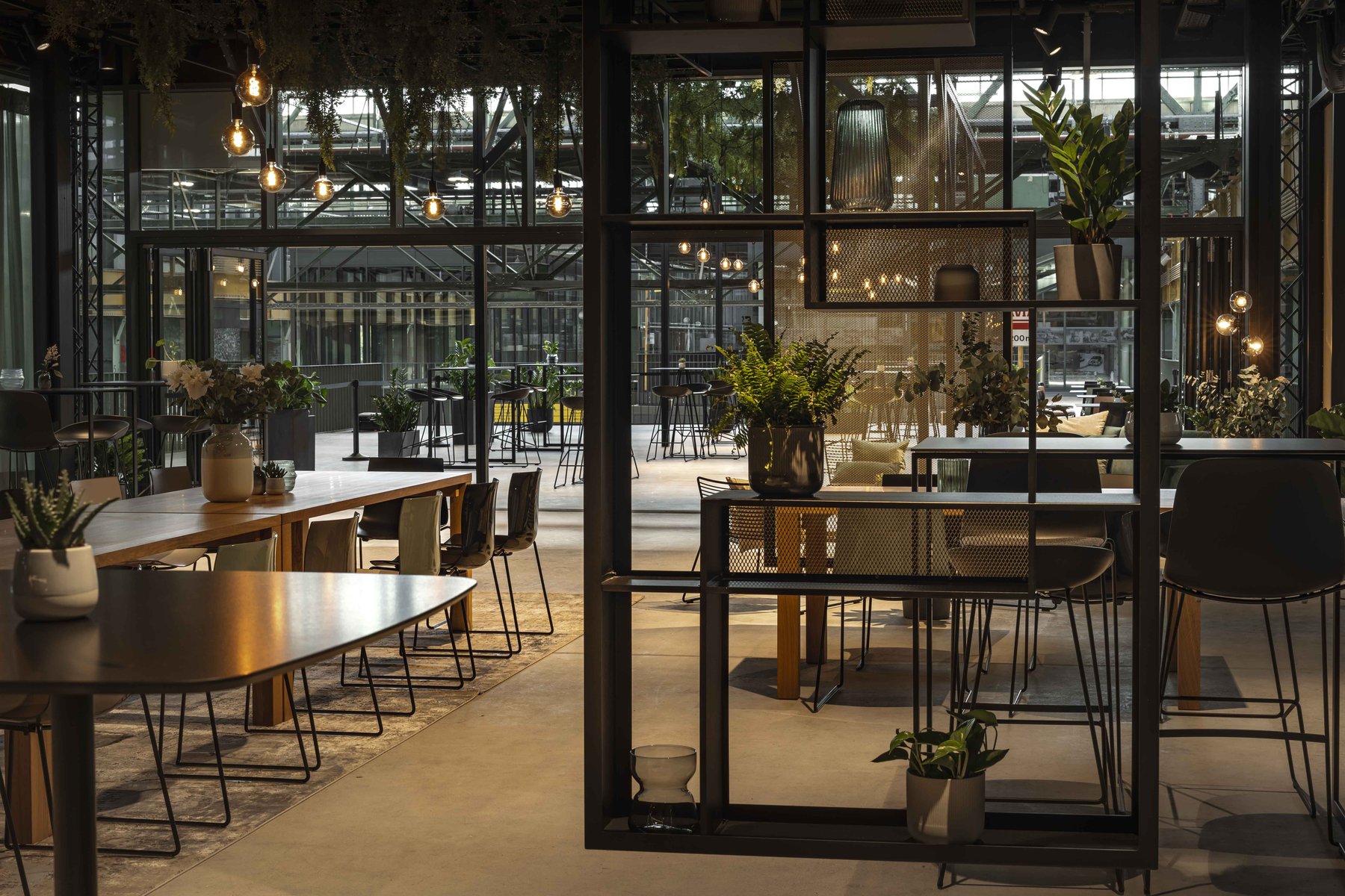 Architekturfotografie für die Gastronomie: modernes Bistro-Interieur im Industrial Style mit Fokus auf Transparenz.