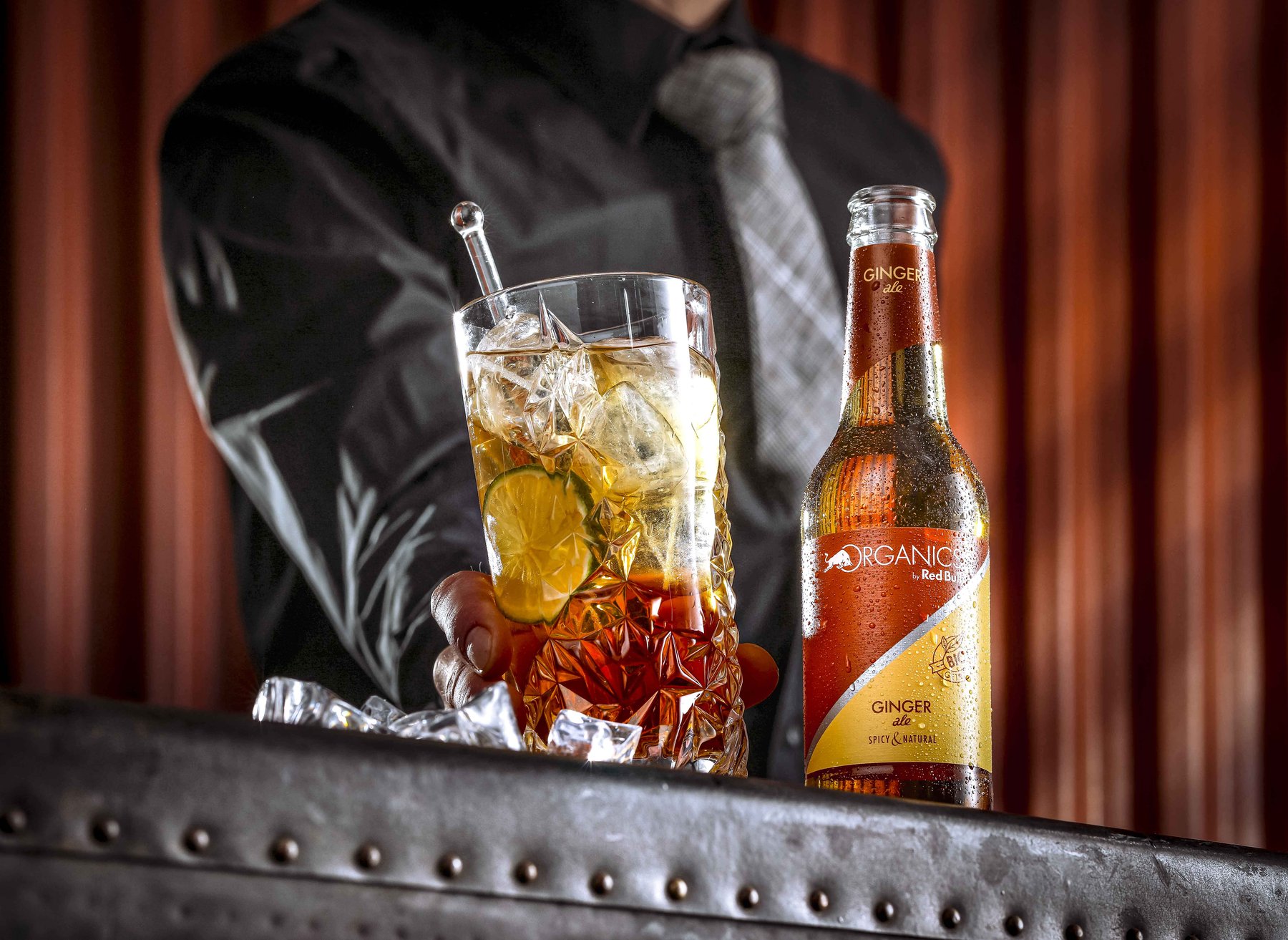 Cocktail-Zubereitung mit Organics by Red Bull – Bar-Werbefotografie