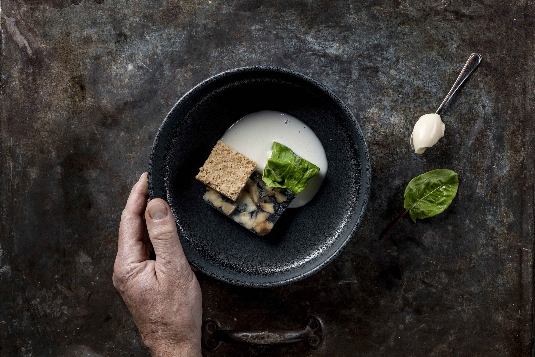 Dessert in dunkler Ästhetik auf strukturiertem Hintergrund – Storytelling in der Foodfotografie.