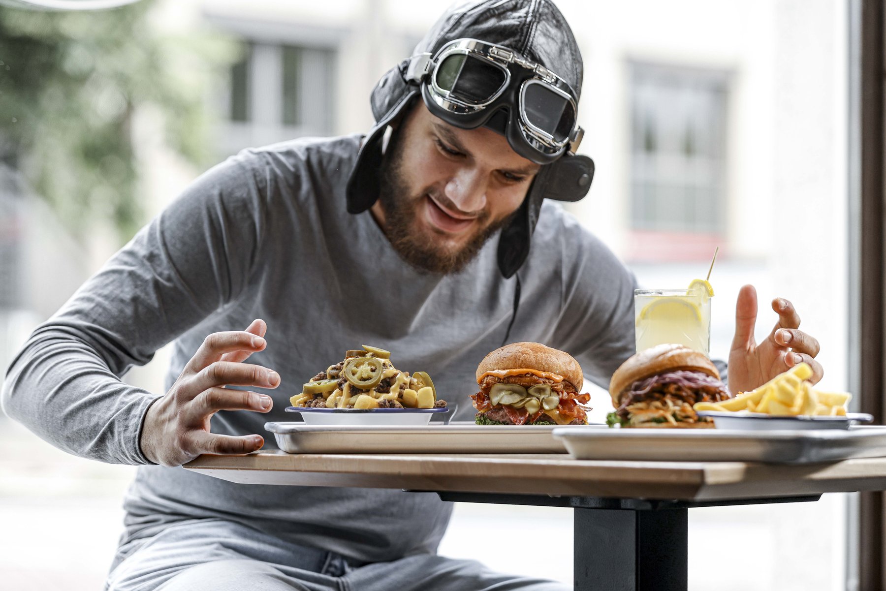 Dynamischer Lifestyle-Moment mit Ruff's Burger