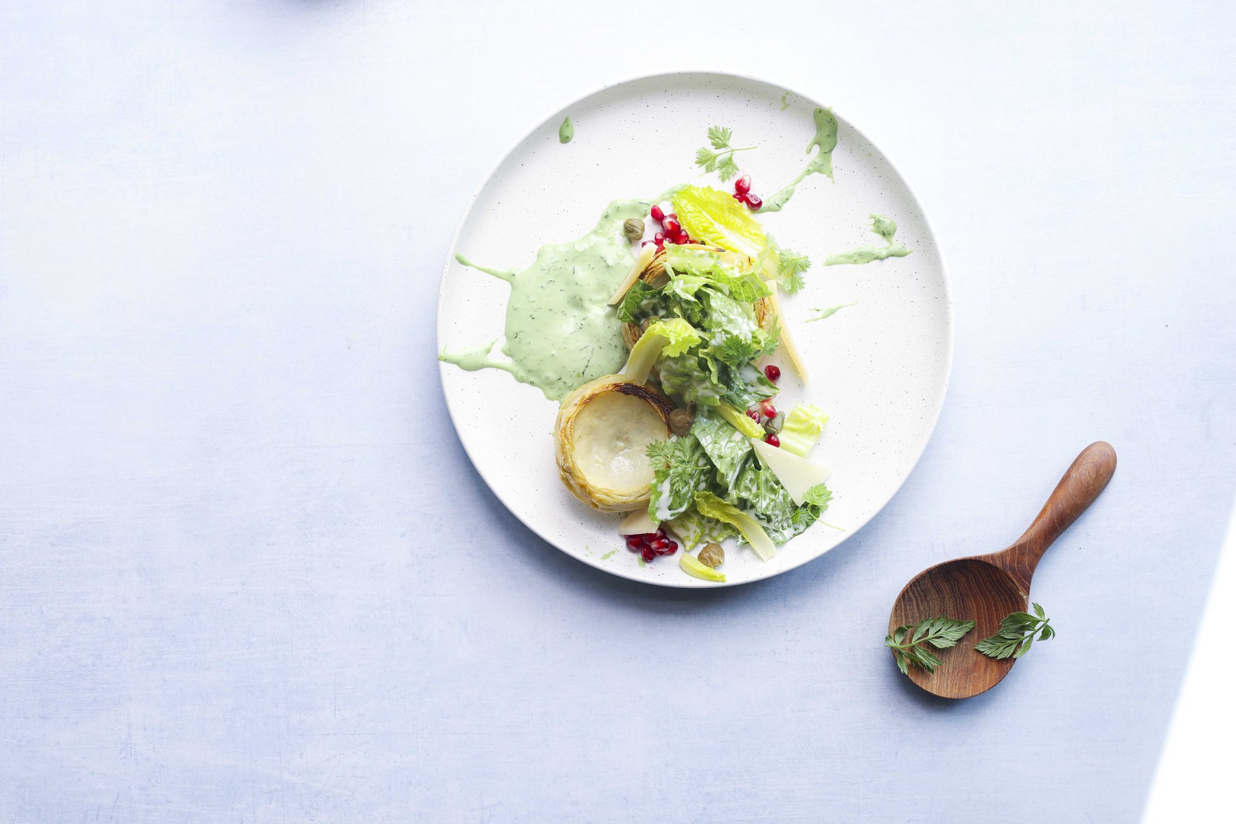 Gesundes Gericht natürlich inszeniert – Helle, frische Food-Fotografie von Kitchenkiss – Clean Eating, Tageslicht, natürliche Ästhetik.
