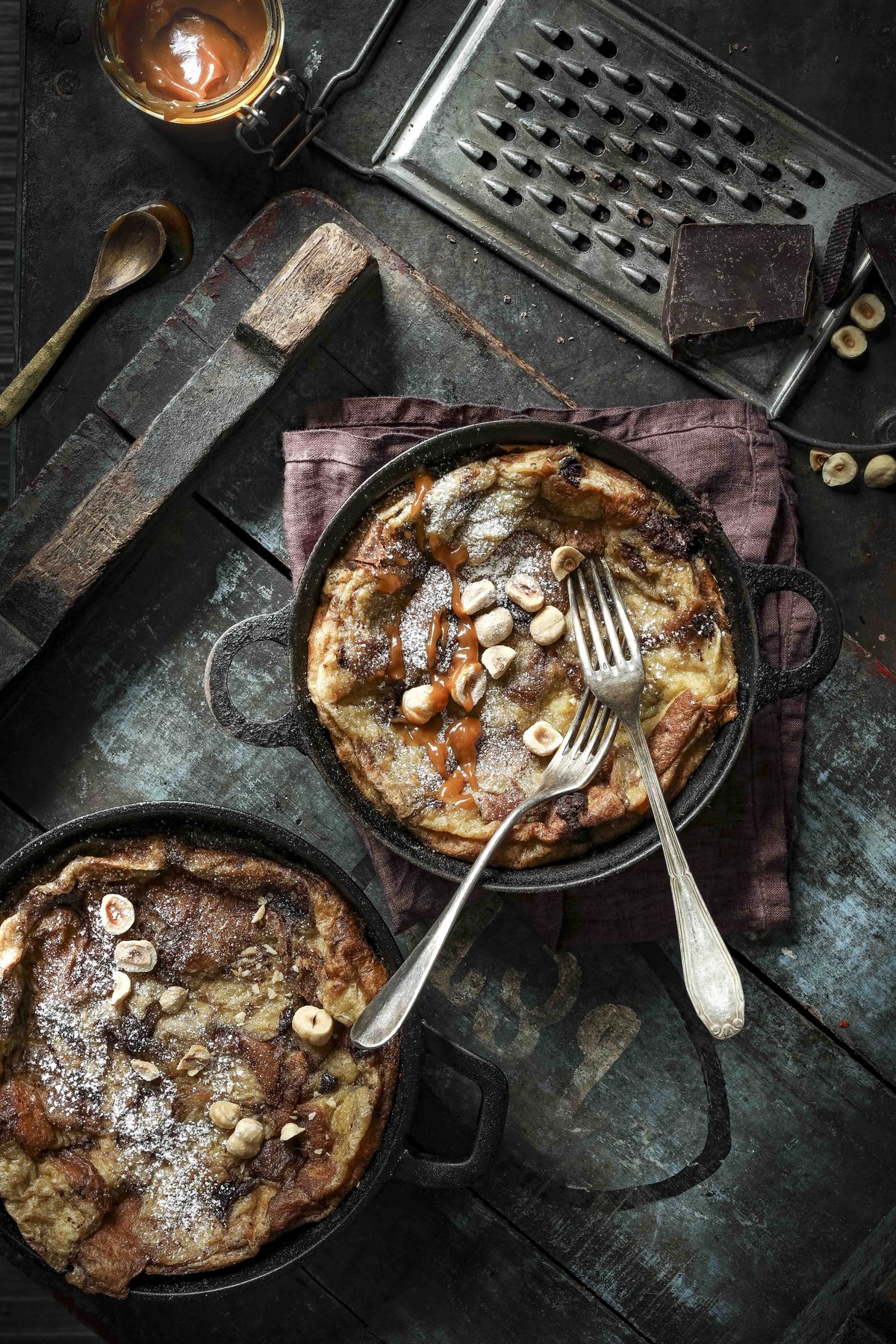 Bodenständige Küche auf Holz inszeniert – Rustikale Food-Fotografie von Kitchenkiss – haptische Untergründe, Altholz-Ästhetik, perfectly unperfect.