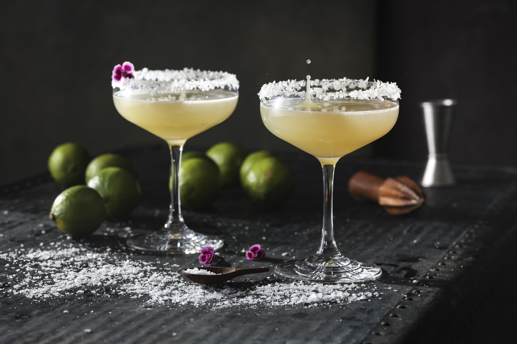 Detailaufnahme Cocktail-Präsentation: Texturen wie Salzrand und Eis – professionelle Food- und Drink-Fotografie.