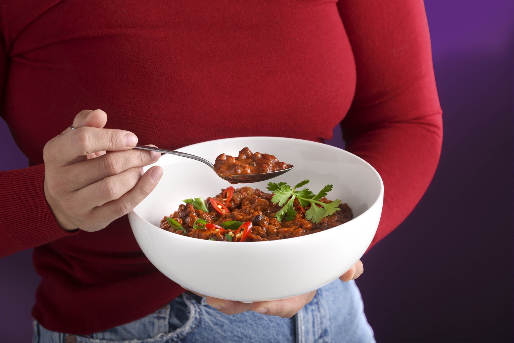 Draufsicht auf eine Schale Löwenanteil Piri Piri Stew