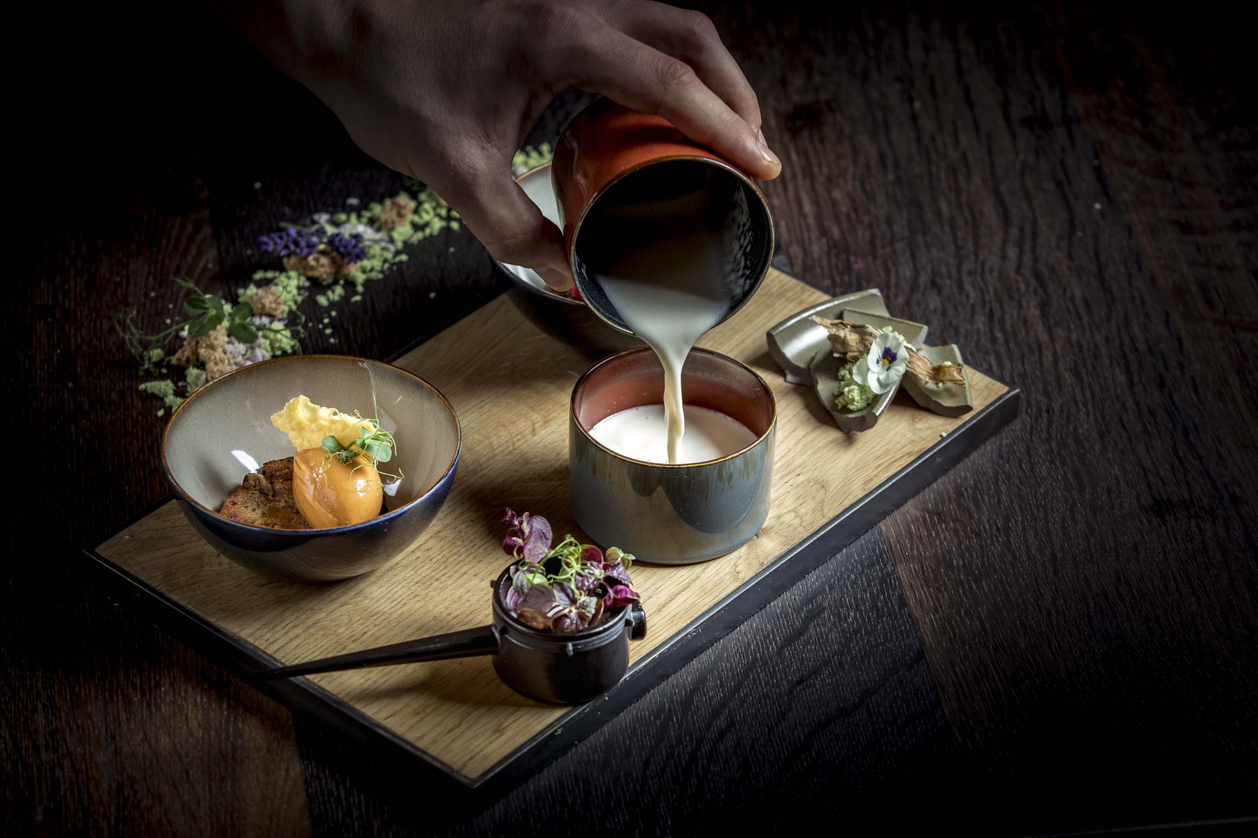 Mehrteiliger Gourmet-Gang präsentiert – umfassende Foodfotografie, Storytelling und Anrichteweise.