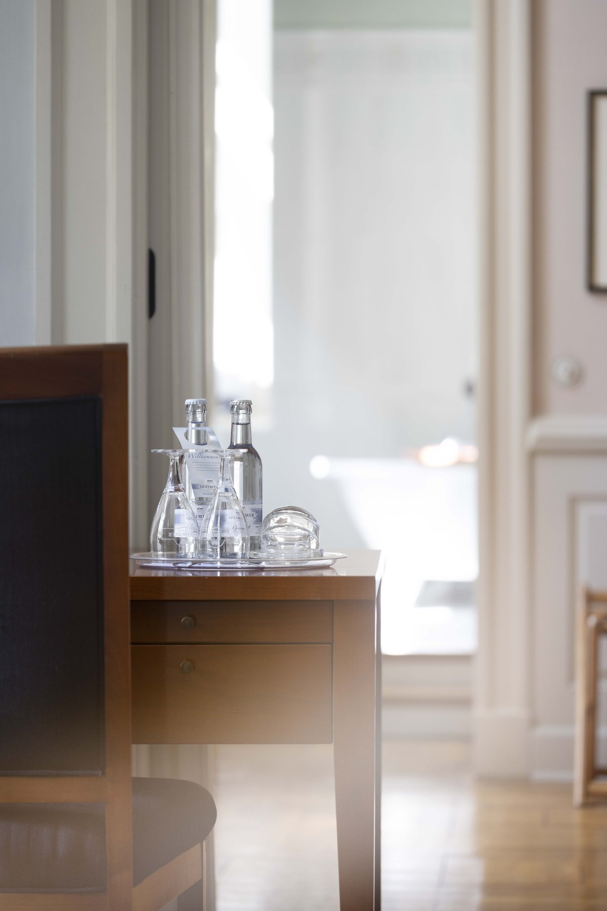 Atmosphärischer Innenraum bei Nacht – Stimmungsvolle Interieur- und Hospitality-Fotografie von Kitchenkiss – Atmosphäre, Licht und Design für Hotels und Gastronomie.