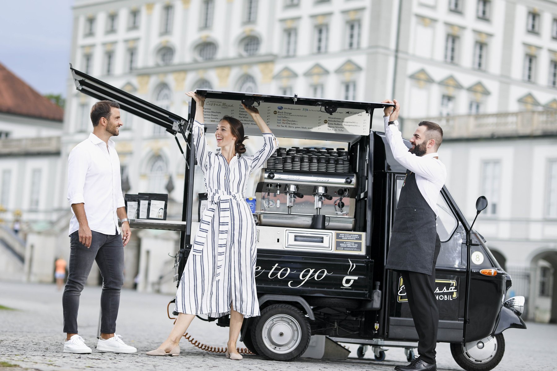 Werbefotografie für mobiles Catering und Food Trucks: authentische Szene im urbanen Raum – Fokus auf Event-Service.
