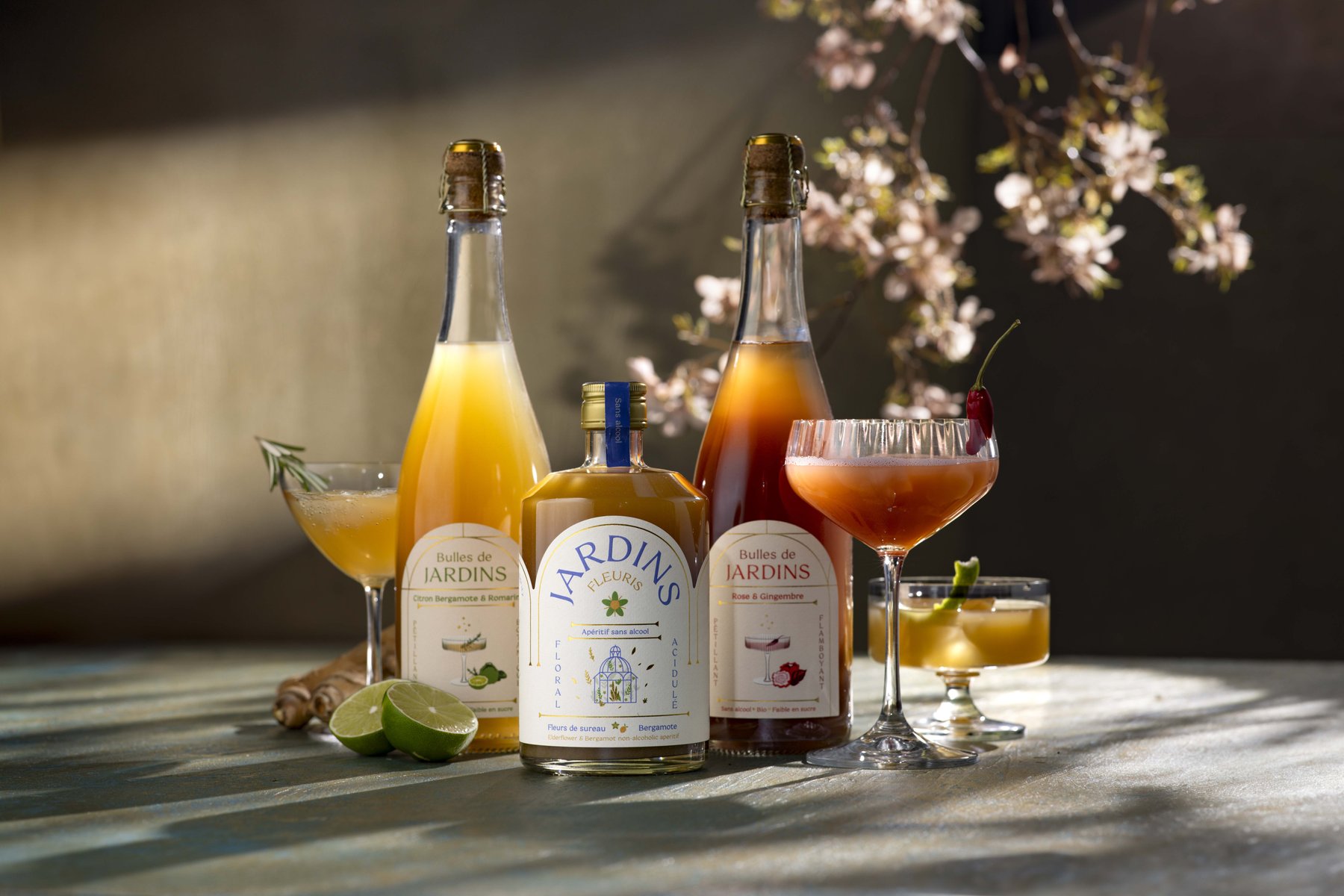 Getränk in dunkler, reduzierter Ästhetik – moody Beverage-Fotografie von Kitchenkiss.