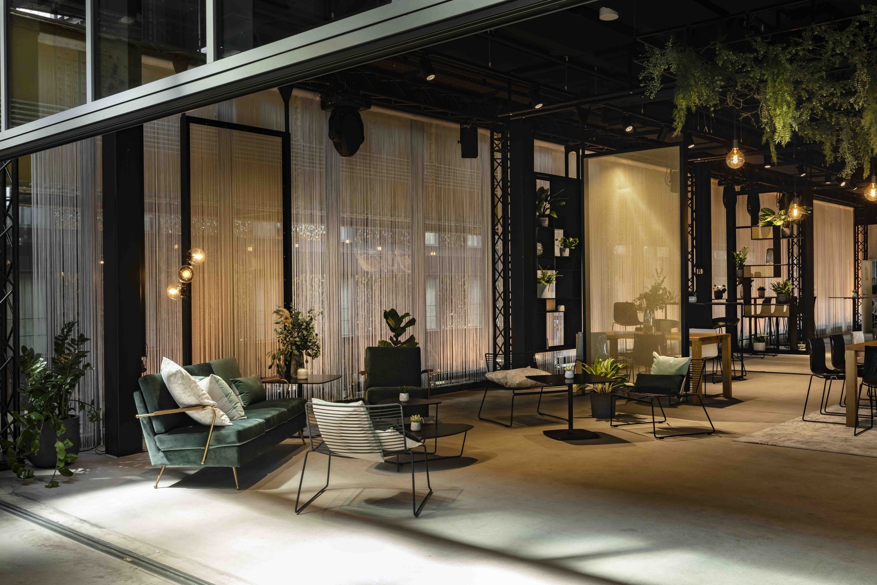 Interieur-Fotografie einer modernen Hotel-Lobby mit gemütlichen Sitzgruppen – hochwertiges Hospitality-Design.