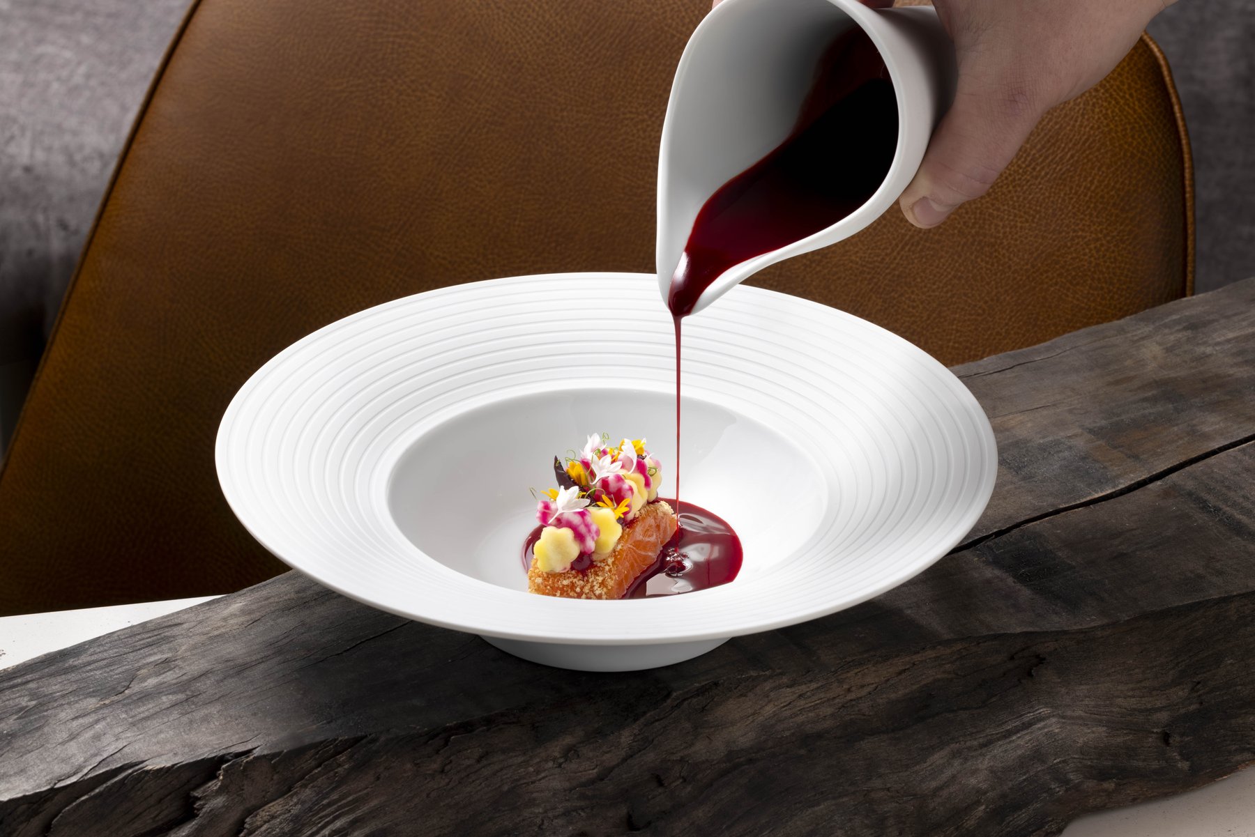 Action-Shot beim Angießen einer Sauce – dynamisches Food-Storytelling, professionelle Werbe-Foodfotografie.