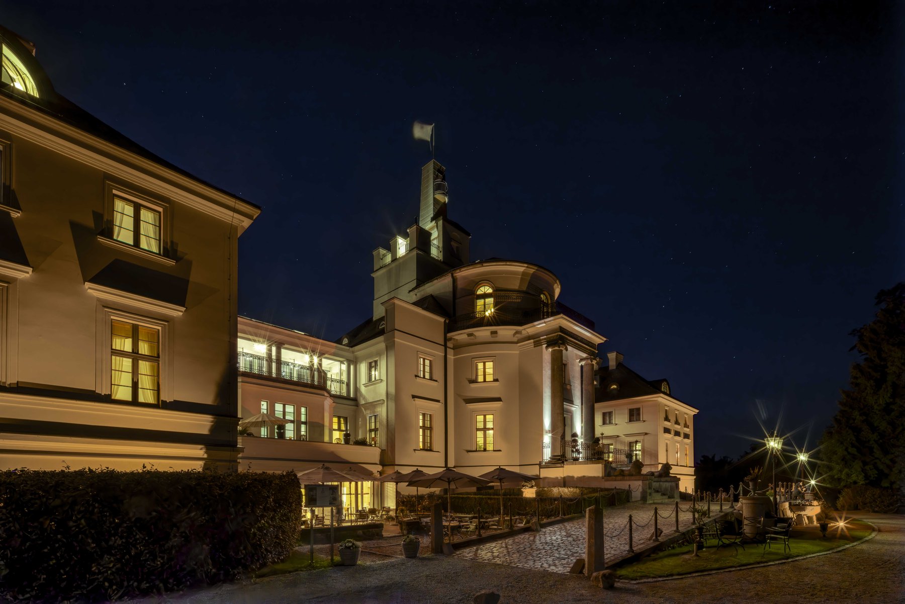 Hotel-Fotografie bei Nacht: beleuchtete Fassade des Herrenhauses Burg Schlitz.