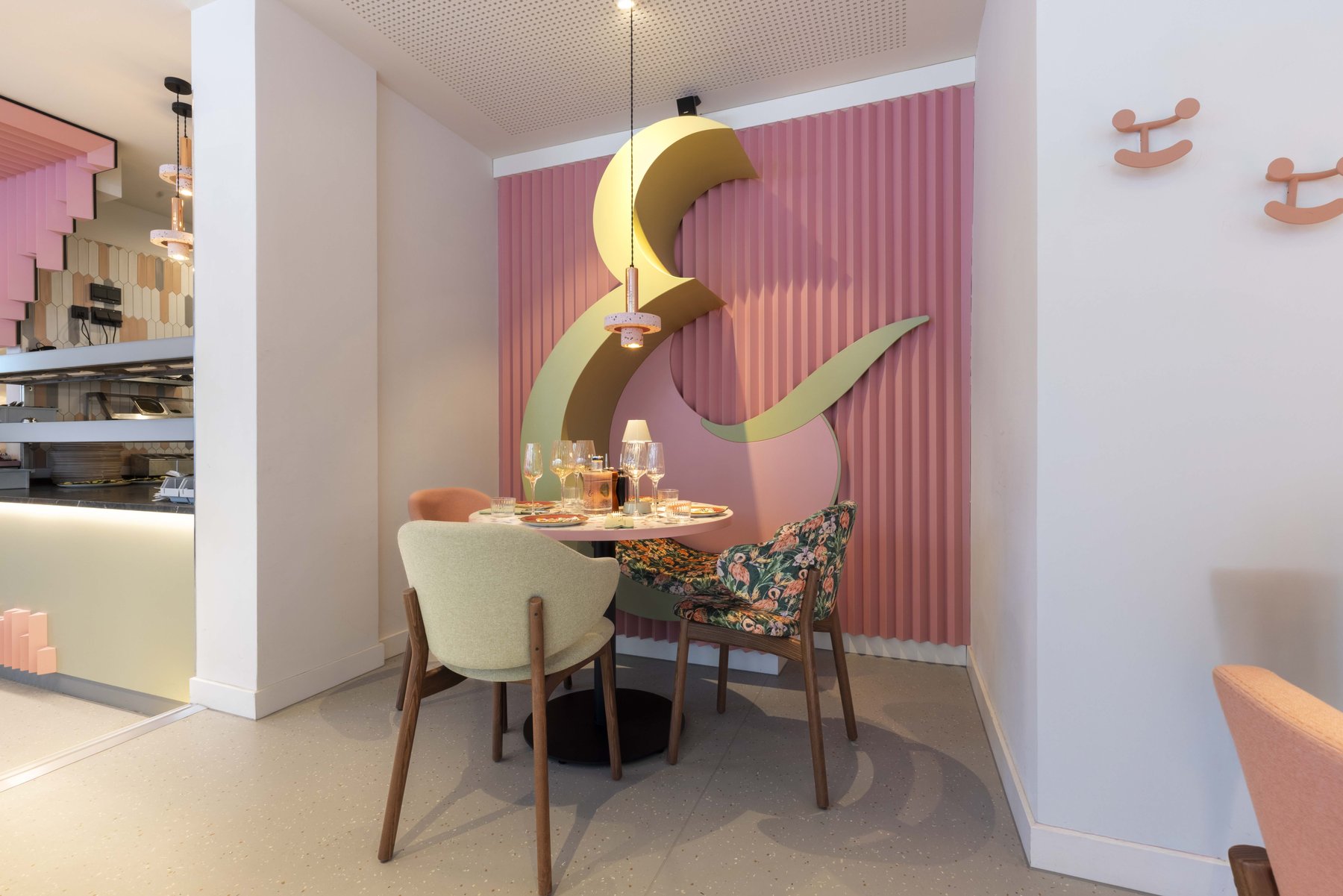 Atmosphärischer Raum mit vorhandenem Licht inszeniert – Stimmungsvolle Interieur- und Hospitality-Fotografie von Kitchenkiss – Atmosphäre, Licht und Design für Hotels und Gastronomie.