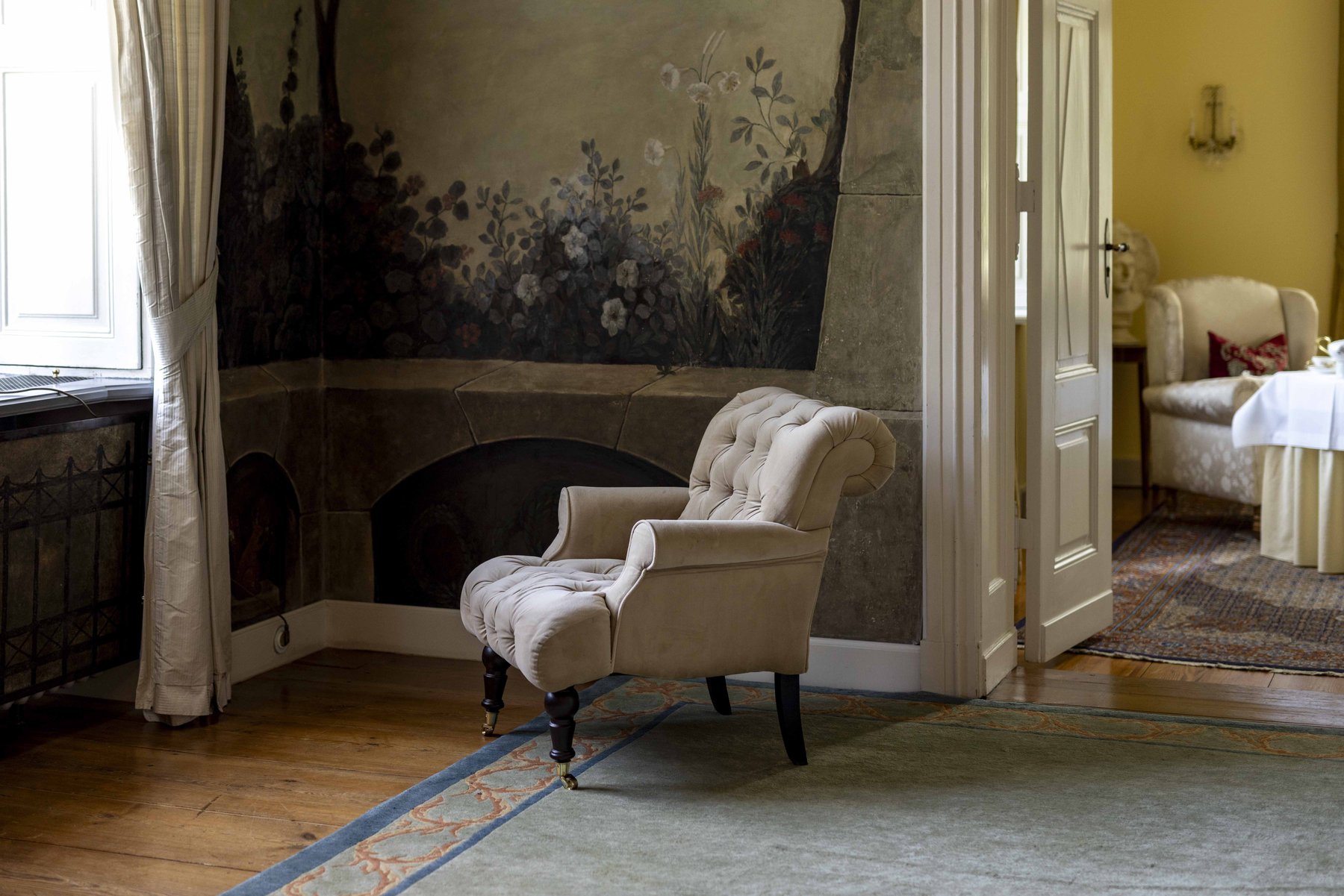 Elegantes Interieur inszeniert – Stimmungsvolle Interieur- und Hospitality-Fotografie von Kitchenkiss – Atmosphäre, Licht und Design für Hotels und Gastronomie.