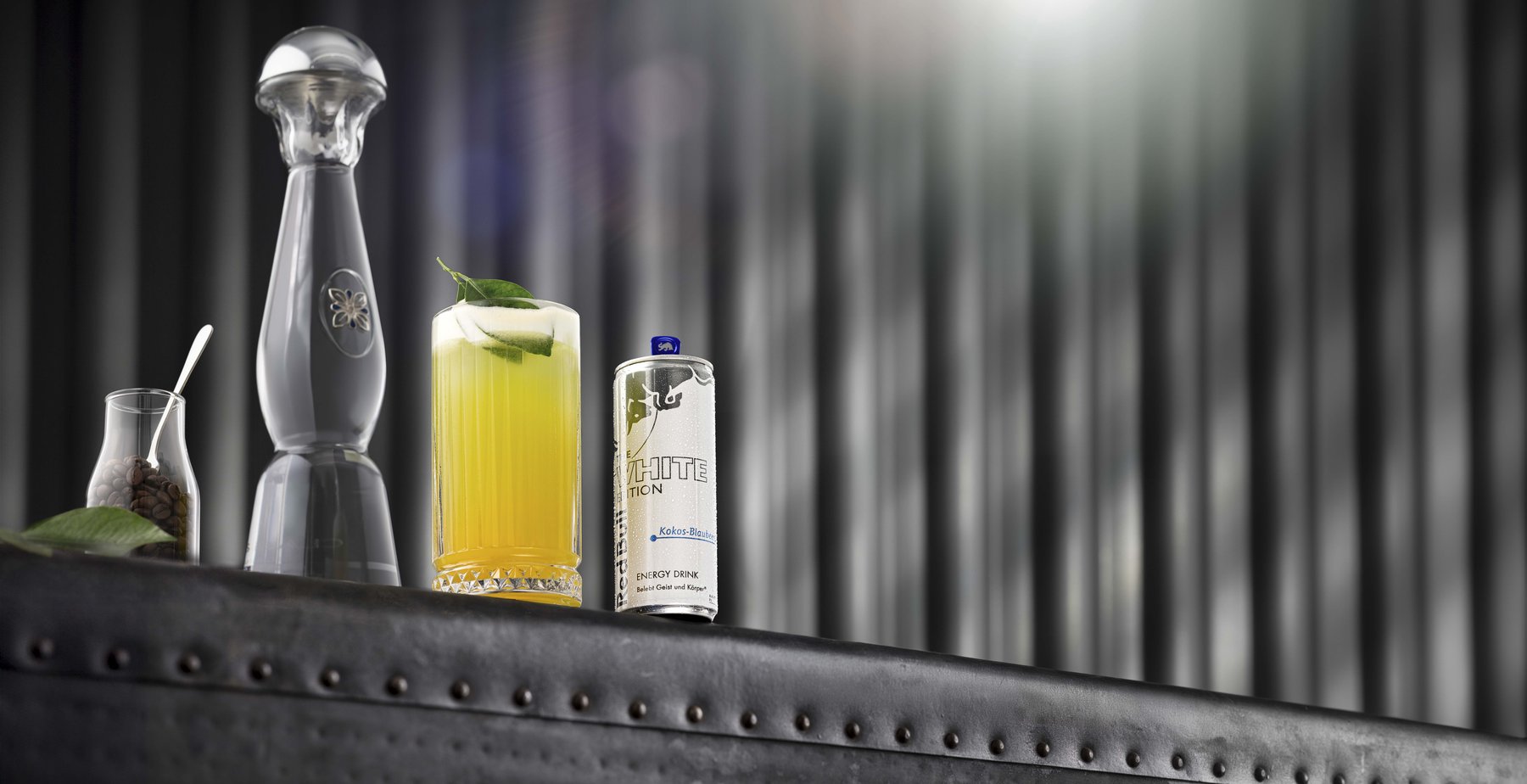 Drink in moody Licht-Montage – ausdrucksstarke Beverage-Fotografie von Kitchenkiss.