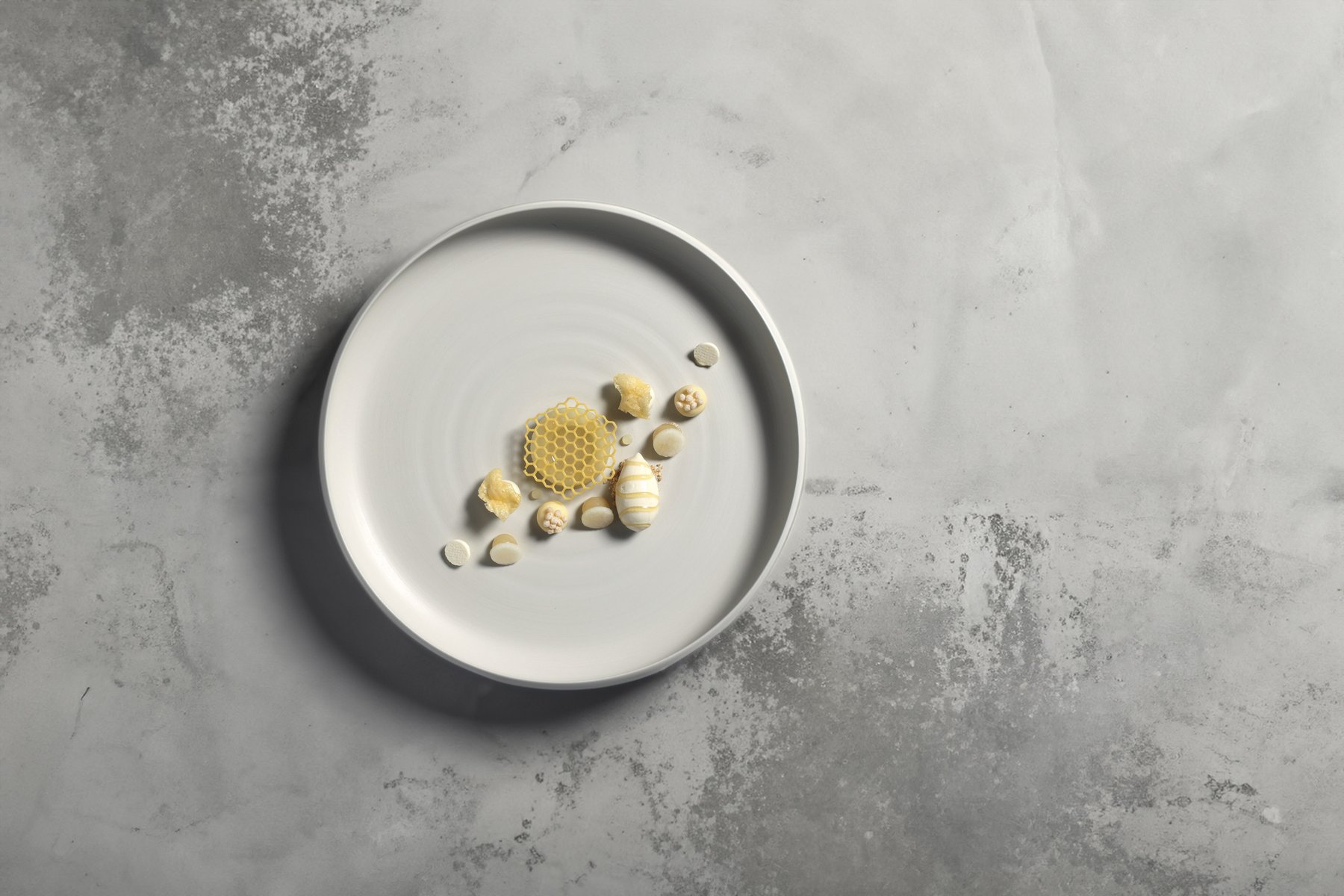 Dessert im Flatlay-Stil auf strukturiertem Untergrund – minimalistische Foodfotografie für moderne Menükarten.