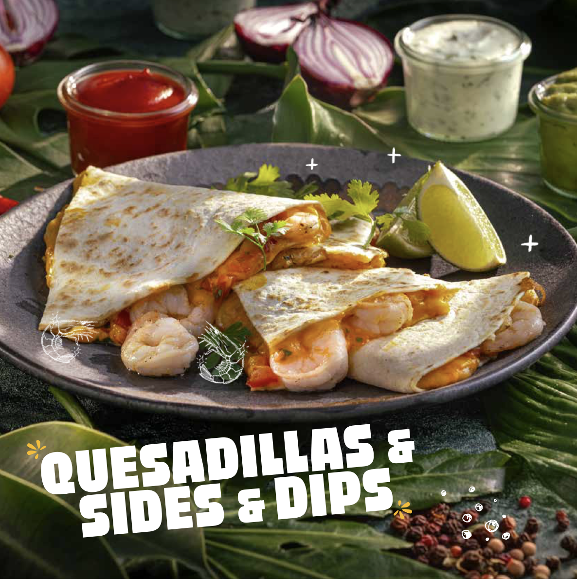 Herzhafte Quesadillas auf dunklem Steinzeug zwischen tropischen Blättern