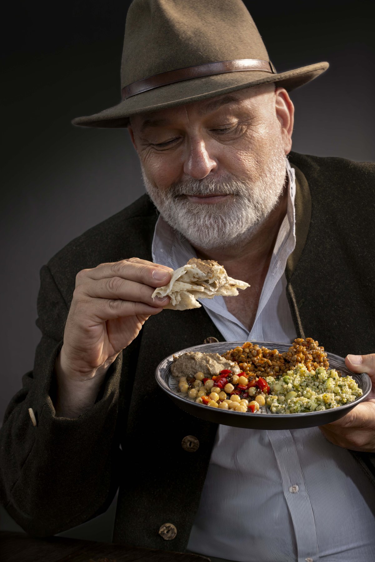Charaktervolles Porträt aus dem Gastgewerbe – Authentisches People-Porträt für Gastronomie und Marken von Kitchenkiss – Persönlichkeit, Handwerk, Employer Branding.