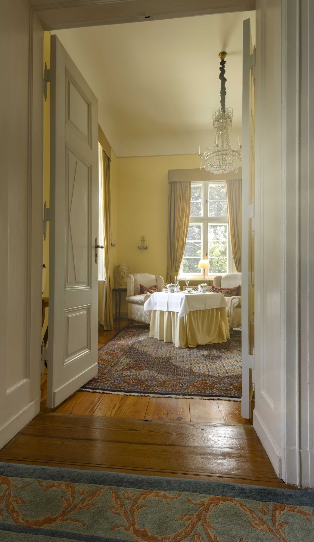 Hochwertiger Innenraum stimmungsvoll – Stimmungsvolle Interieur- und Hospitality-Fotografie von Kitchenkiss – Atmosphäre, Licht und Design für Hotels und Gastronomie.