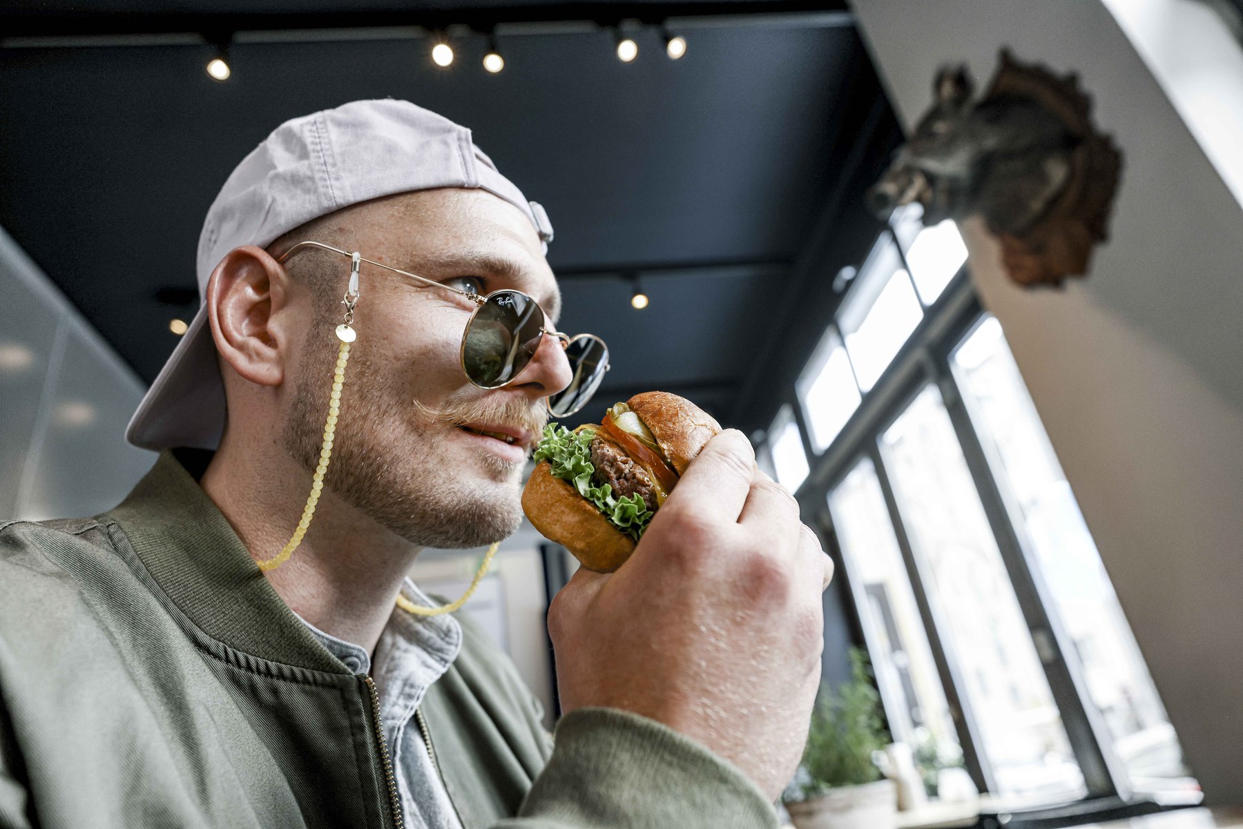 Authentischer Genussmoment mit Ruff's Burger im urbanen Setting