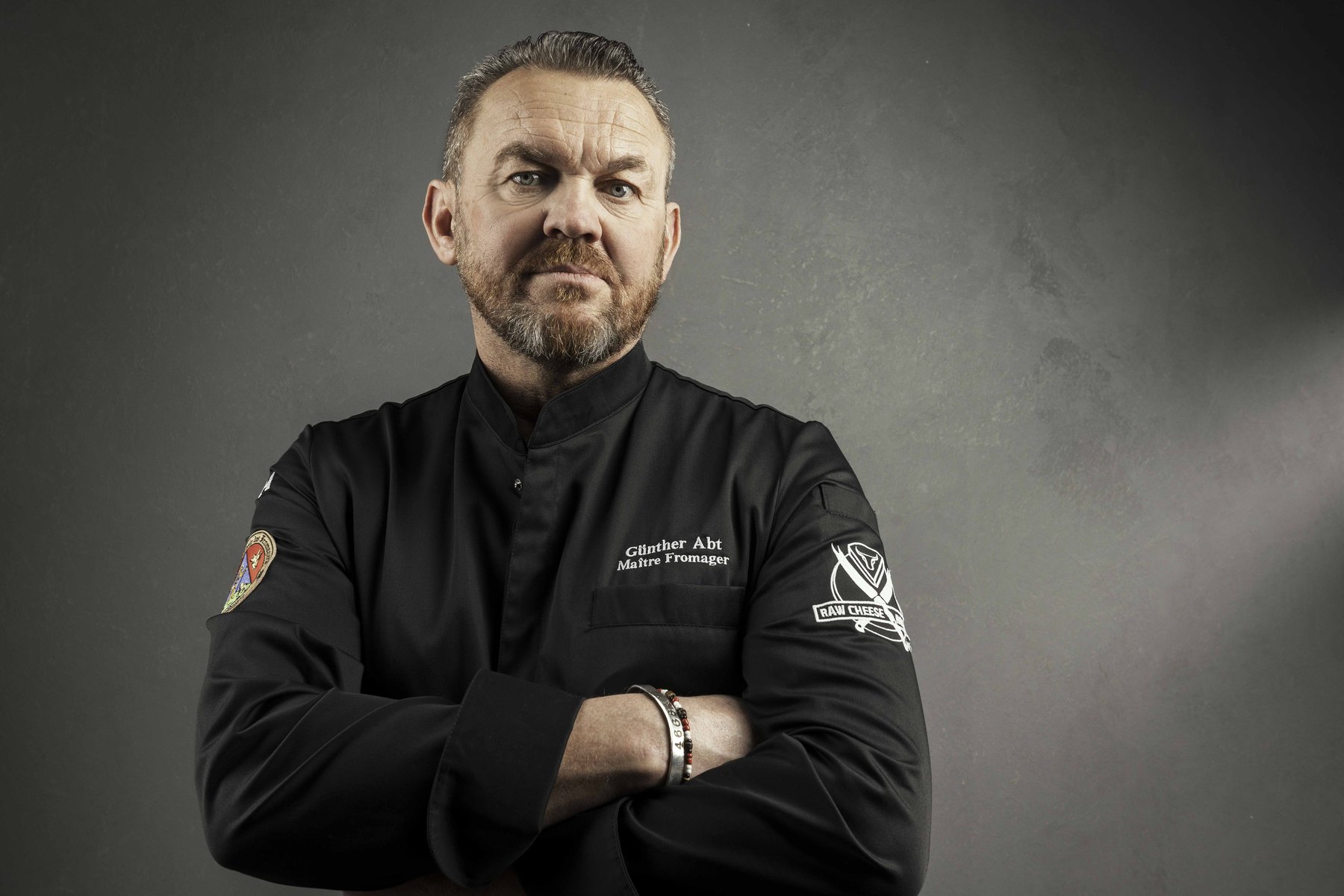 Charakterstarkes Porträt eines Gastronomie-Mitarbeiters – Authentisches People-Porträt für Gastronomie und Marken von Kitchenkiss – Persönlichkeit, Handwerk, Employer Branding.