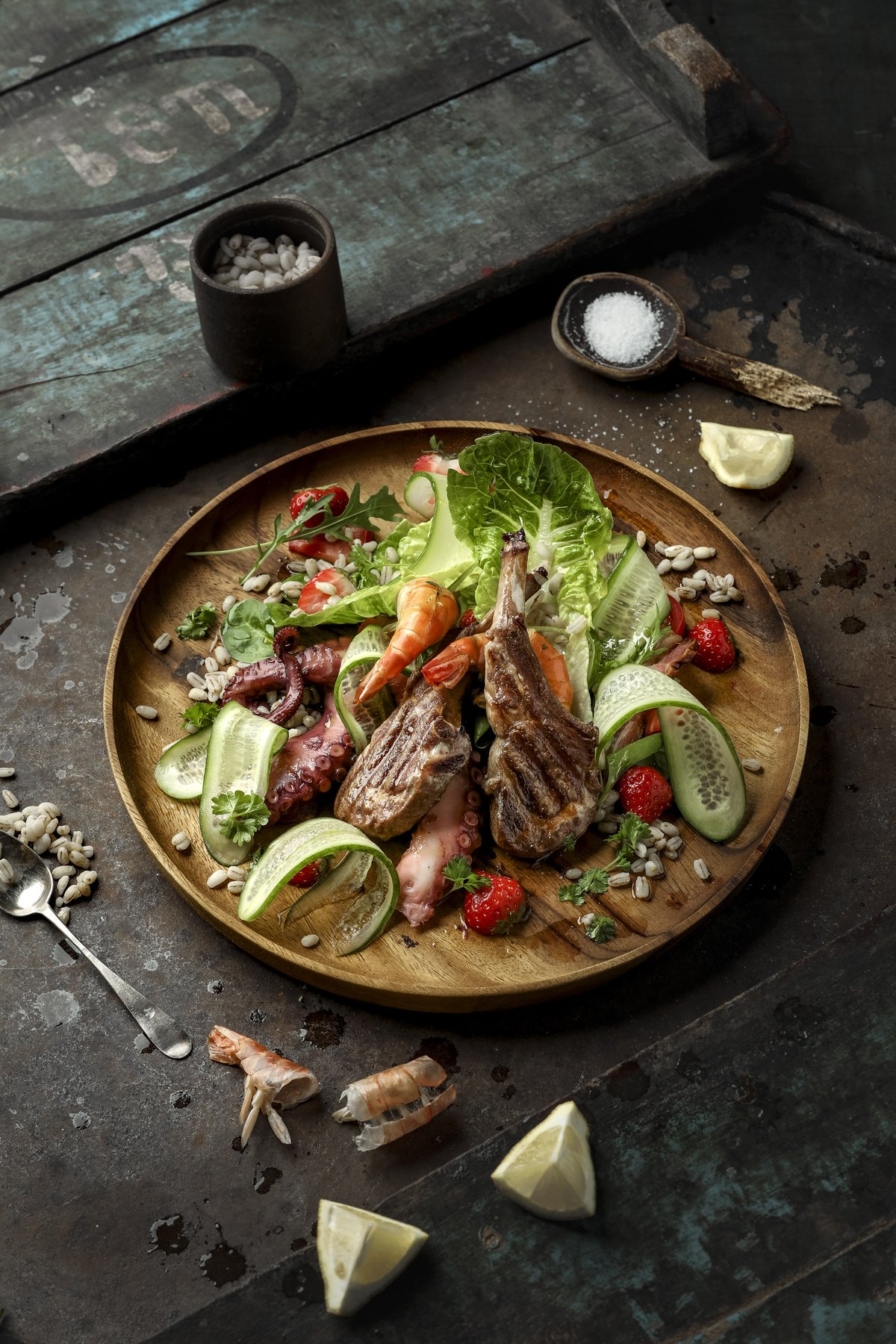 Herzhaftes Gericht im rustikalen Look – Rustikale Food-Fotografie von Kitchenkiss – haptische Untergründe, Altholz-Ästhetik, perfectly unperfect.