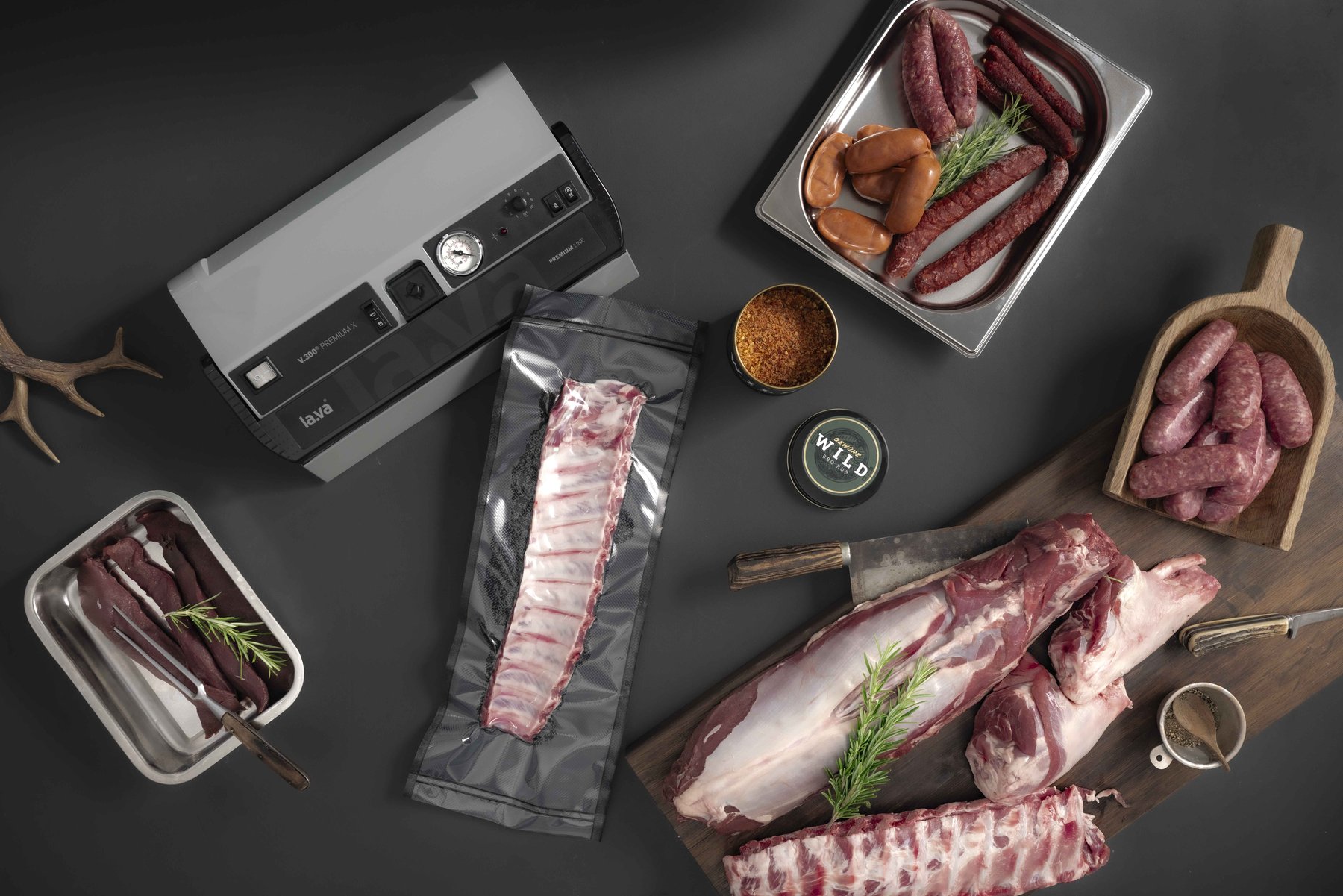 Flatlay von vakuumiertem Wildfleisch für die Lagerung – Produktfotografie