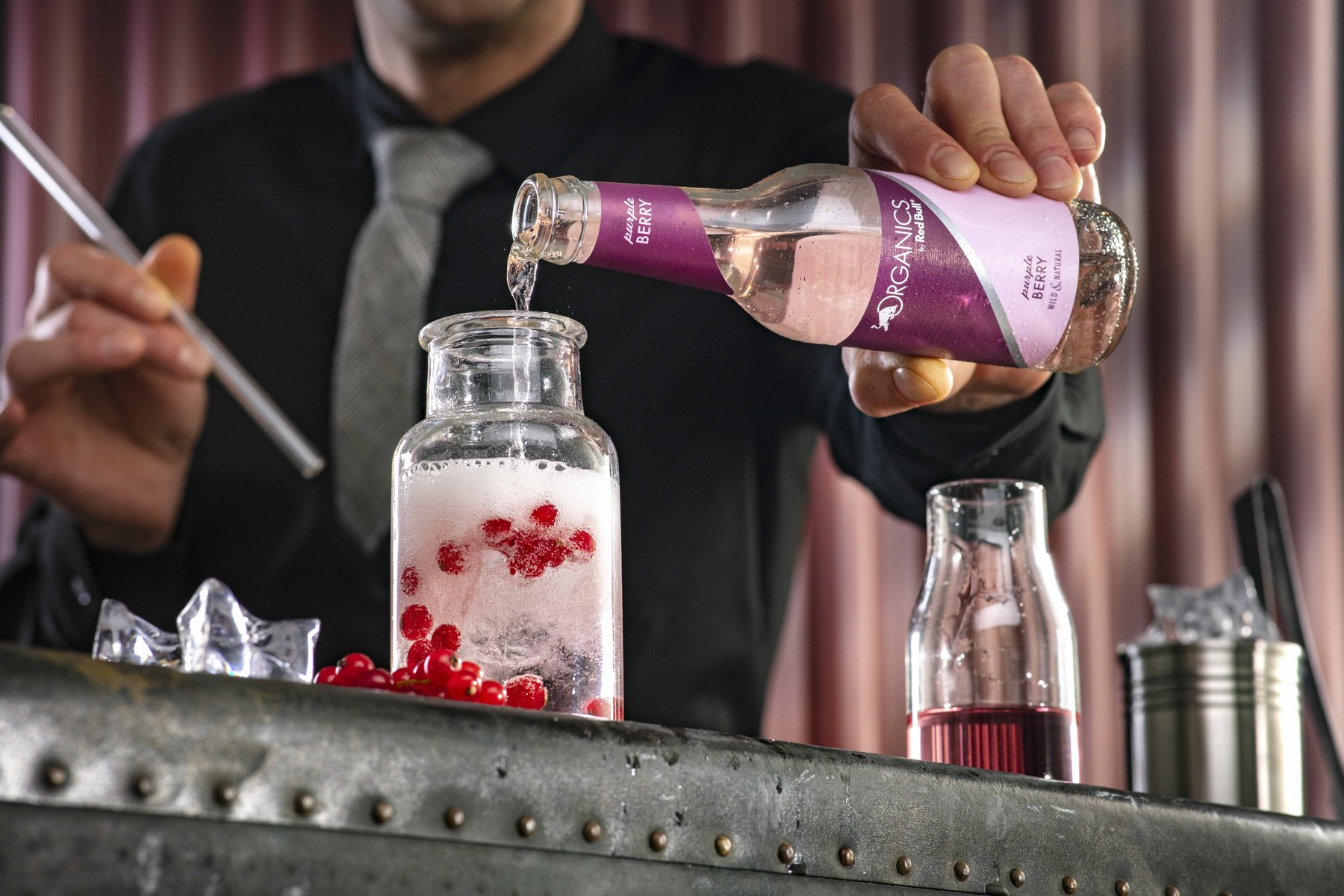 Bartender mixt Cocktails mit Organics by Red Bull Purple Berry – Werbefotografie