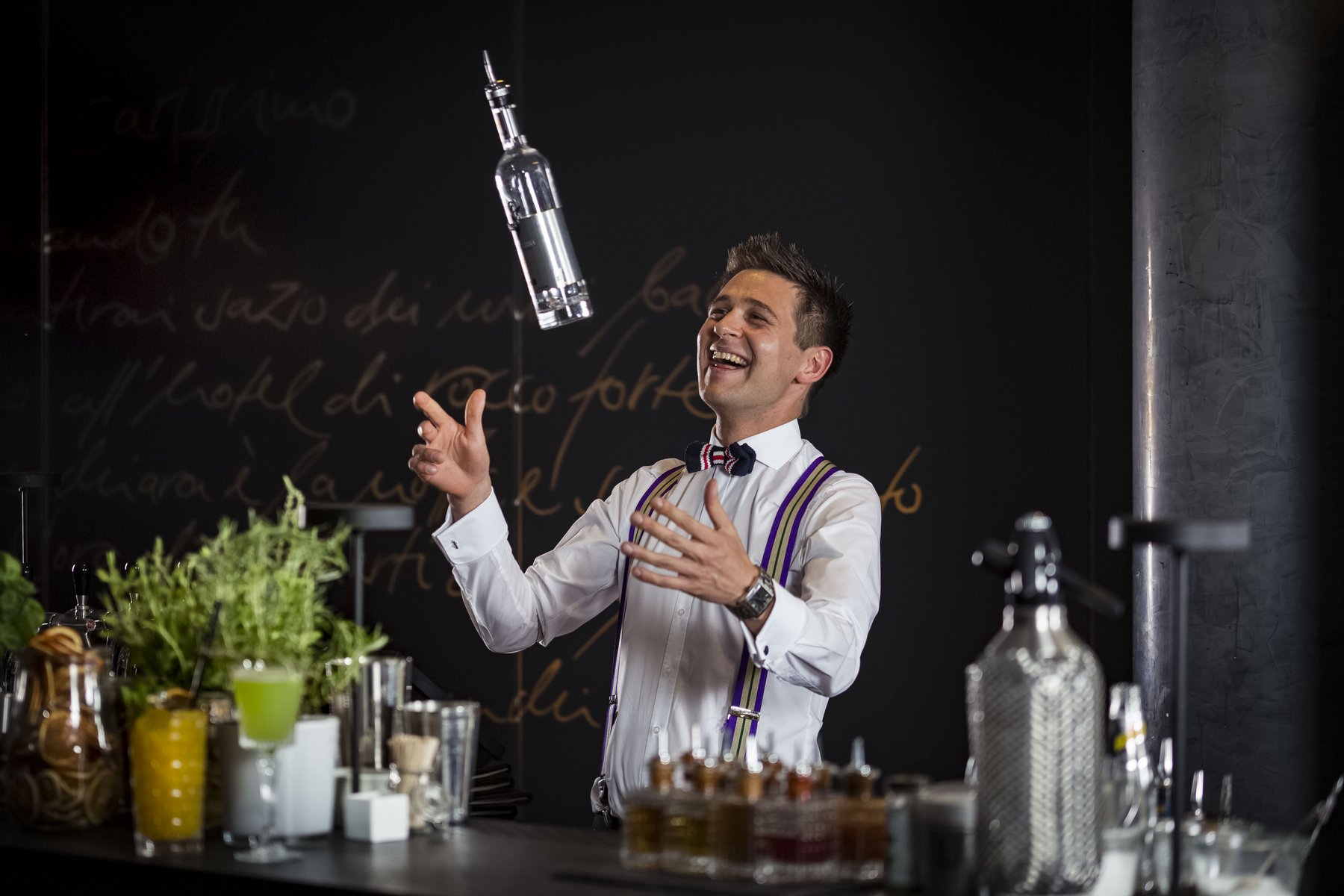 Dynamische Event-Fotografie für die Gastronomie: Show-Effekte an der Bar als Highlight für Marketing-Kampagnen.