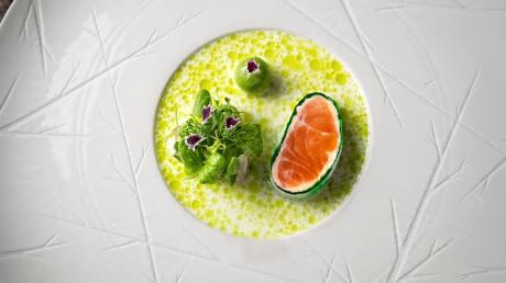 Lachs in Kräuterfond, Aufsicht – Foodfotografie für Fine Dining