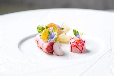 Dessert mit Zuckerdekor und Früchten, Sterneküche